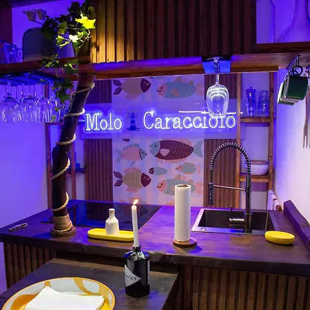 Molo Caracciolo *